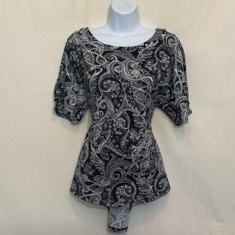F-98 Cato Black & White Cold Shoulder High Low Short Sleeve Blouse Size S